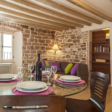 Luxury San Giovanni Apartment *